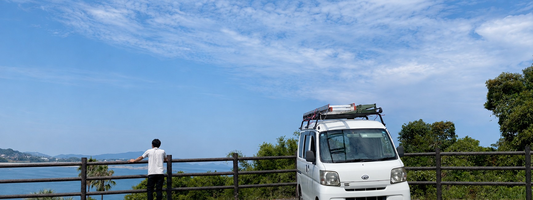 宮崎県日向市の海が見える駐車場に停まった黒技建の作業車